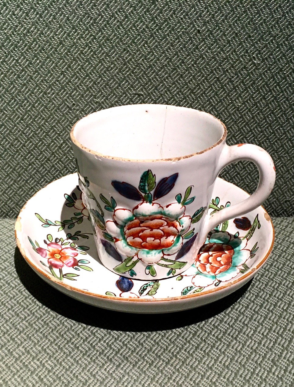 Manufaktur von Pasquale Rubati, Mailand, 1760-1780, Tasse mit Untertasse aus Majolika mit Dekor "alla Borbottina"